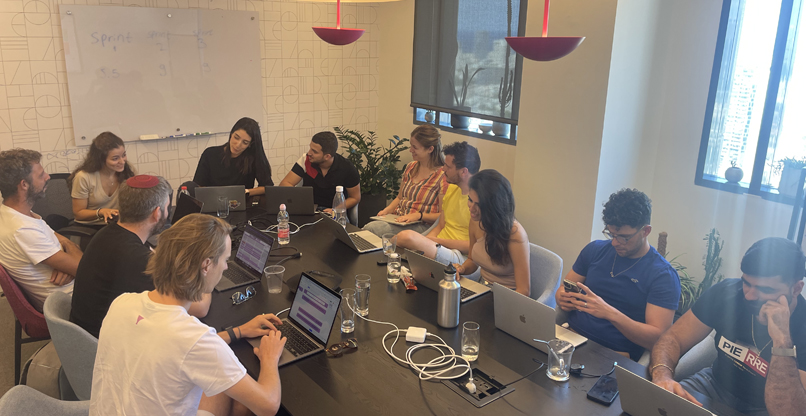 פגישת דיילי עם הצוות.