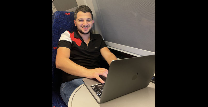 יום העבודה מתחיל ברכבת.