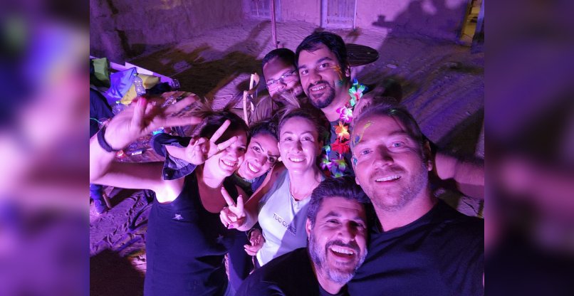 חוגגים במדבר. מימין: אריק אפריאט, אבי מדר, יוסי אברהם, אריק ארבלו, חן אגמי, מיטל גריגוס ושלומית פוסמן.