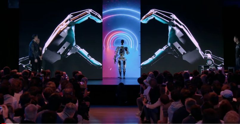 צעד בכוחות עצמו. אופטימוס של טסלה.