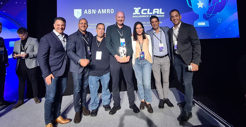 מימין: ניב רז, ה-CTO של VMware ישראל; רן עטיה, מנהל מכירות Tanzu ב-VMware ישראל ופולין; גילי מנור, מנהלת מכירות למגזר הפיננסי ב-VMware ישראל; חיים אינגר, סמנכ"ל הטכנולוגיות של כלל ביטוח ופיננסים; עופר ראפ, מנהל מחלקת מערכות פתוחות בכלל ביטוח ופיננסים; שלומי אביב, מנכ"ל VMware ישראל; ומנחה הכנס מטעם VMware העולמית.