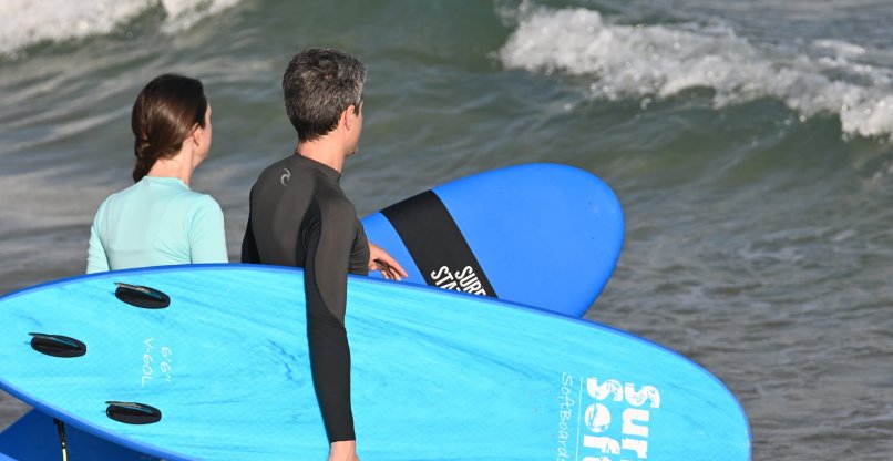 דימה פונדיק ובת הזוג בים.