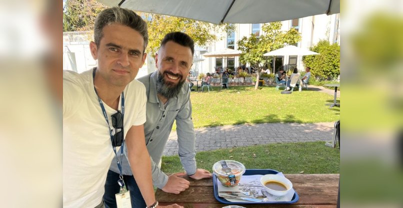 דימה פונדיק וחבר לעבודה בארוחת צהריים.