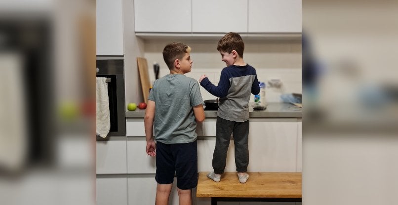 ילדיו של דימה פונדיק, נבו בן ה-5 ומיכה בן ה-10, מכינים פנקייקים.