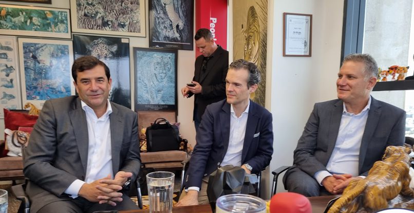 מבקרים במאורה. מימין: שלומי פרייס - מנכ"ל נטאפ ישראל, מארק מונטייל - מנהל אזור מערב אירופה בנטאפ, וסיזר סרנודה, נשיא נטאפ העולמית.