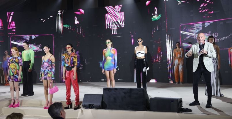 רונן סמואל - מנכ"ל קורנית דיגיטל על רקע תצוגת האופנה של ינקי ונטף.