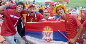 עידו שוויקי (משמאל) עם כמה חברים סרבים אחרי המשחק בין סרביה לגרמניה במונדיאל 2010.