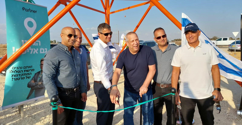 גוזרים את הסרט. מימין: משה פרג'ון - מנהל אגף ב-PHI, און צור - מנהל חטיבת הנדסה בהוט מובייל, גד ירקוני - ראש מועצת אשכול, יועז הנדל - שר התקשורת, ידידיה הוכמן - מזכיר בני נצרים, יגאל גלעד - סמנכ"ל הנדסה בפרטנר