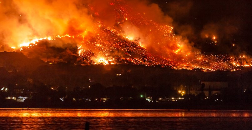 שריפה עצומה ליד אגם אלסינור בקליפורניה.