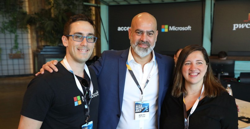 מימין: לאה רוזן – מנהלת שותפי תוכנה ISV במזרח התיכון ואפריקה במיקרוסופט, רמי מנחם – סמנכ"ל התפעול של סאפ ישראל ואריאל נגרין – מנהל פעילות Microsoft Azure במיקרוסופט ישראל. 