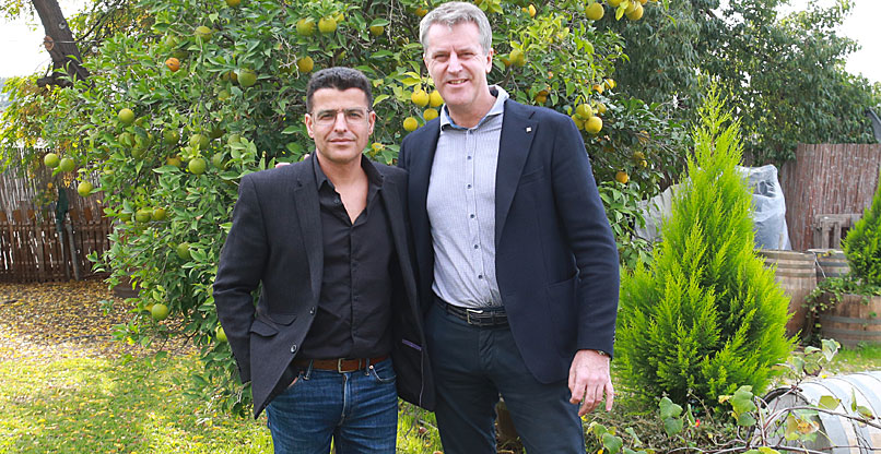 מימין: גוס היין ואן דה וו, סגן נשיא בג'וניפר לארגוני אנטרפרייז באזור EMEA, ואיציק מלכה, מנכ"ל ג'וניפר ישראל.