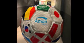 כדורגל ממותג קבוצת אמן עם דגלי הנבחרות שהשתתפו במונדיאל בקטאר.