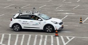 הציג ביצועים של רכב אוטונומי. מאגד אווטאר.