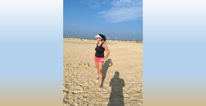 לוקחת אוויר בים. קרולין גל, מנהלת מוצר בסטארט-אפ ביוניק.