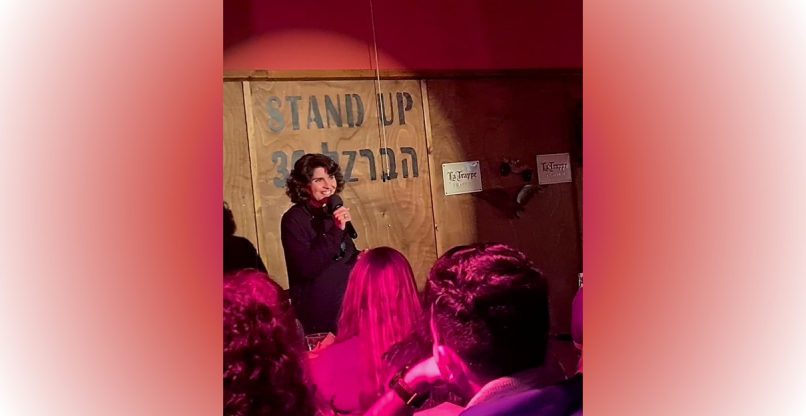 ערב סטנד-אפ, בו קרולין גל משתתפת כקומיקאית.