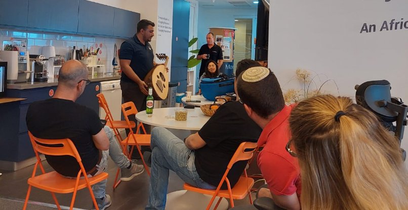 מג'ד מחאג'נה,עם חברים לצוות במטבחון של מורפיסק.