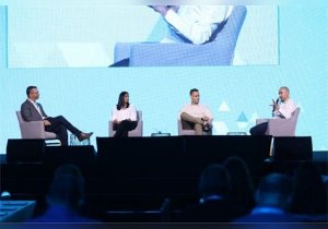 מימין לשמאל: שי נחמני, מנהל ה-IT במערך הדיגיטל הלאומי, יוסי מרמרלי, מנהל גלובלי לאבטחת מידע עסקי (BISO) בחברת נטפים (מקבוצת אורביה), שלי בראונשטיין, ה-CISO של מנורה מבטחים, ומנחה האירוע, עמית גרינמן, מנהל אזורי בסייברארק.