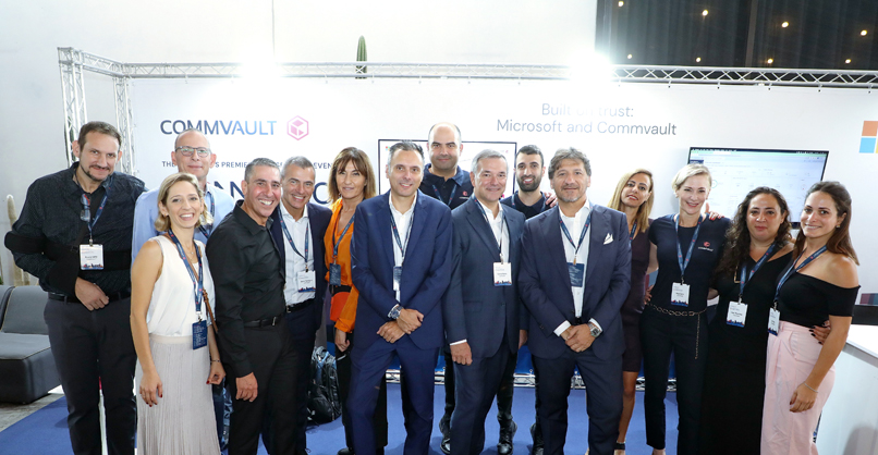 צוות קומוולט. משמאל: רוני קפטל - דירקטור, ראש צוות מומחי ארכיטקטורה ושירותי ענן בקומוולט בינלאומי. כפיר שפיר – מנהל מכירות מגזר enterprise, שירה פרונר – מנהלת שותפים, רונן נוי – מנכ"ל קומוולט ישראל, מאורו פלמיג'יאני - סגן נשיא מערב אירופה הנכנס, סוזנה סנטוס הררה – מנהלת שיווק, סזאר סיד דה ריברה - סגן נשיא צוות הנדסה אינטרנשיונל, ברק זגדון – מנהל מכירות המגזר הביטחוני, גבריאל מרטין – סגן נשיא מערב אירופה היוצא, מתן כלילי – מהנדס מערכות, מרקו פאניזי - סגן נשיא בכיר ומנכ"ל קומוולט אינטרנשיונל, מיכל אהרוני – מנהלת מכירות המגזר הציבורי, נגה סהר – מנהלת מכירות מגזר commercial, ענבר שוכמן - מנהלת אדמיניסטרטיבית ושירותי PS, פז נוי– מנהלת משרד.