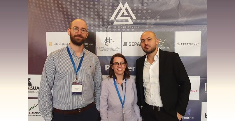 מימין לשמאל: עלא בשראם, מפיק האירוע; נעה משיח, מנכ"לית איגוד הביטקוין בישראל; ו-יובל רואש, מייסד ומנכ"ל Bits of Gold.