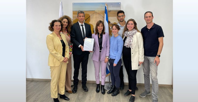 שר התקשורת יועז הנדל עם חברי הוועדה לאסדרת הרגולציה על המדיה החברתית.