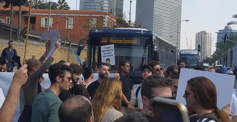 יש כאלה ששותקים - ויש כאלה שחוסמים את הרחוב.