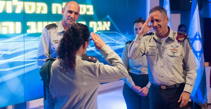 הרמטכ"ל, רא"ל אביב כוכבי, מעניק את הפרס למפקדת בסמ"ח.