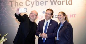 נשיא המדינה, יצחק הרצוג (במרכז), עם רעייתו, מיכל, ומנכ"ל צ'ק פוינט, גיל שויד, הערב (ב') באירוע.