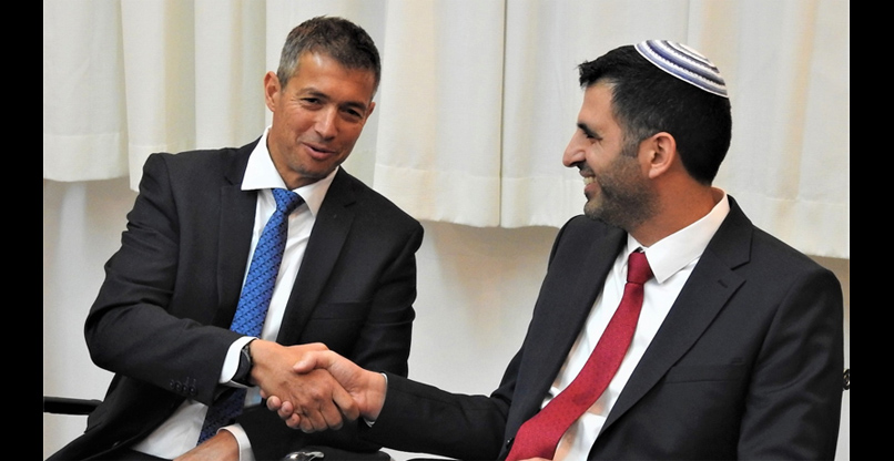 מתחלפים בלחיצת יד. מימין: שר התקשורת החדש, ד"ר שלמה קרעי, והשר היוצא, יועז הנדל.