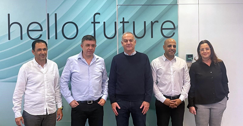 חתמו על עסקה. מימין: דגנית קרמר - משנה למנכ"ל פרטנר, יגאל גלעדי - סמנכ"ל הנדסה בפרטנר, אלון ברמן - מנכ"ל אריקסון ישראל, אבי גבאי - מנכ"ל פרטנר, ניר אטרצי - משנה למנכ"ל אריקסון.