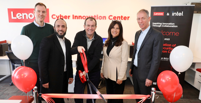 מימין: פרופ' יובל אלוביץ', ראש מרכז הסייבר באוניברסיטת בן גוריון; סיגל אלבאום, מנכ"לית לנובו ישראל; לוקה רוסי, סגן נשיא בכיר ונשיא קבוצת המכשירים החכמים בלנובו; נימה נדב באיאטי, דירקטור ומנהל כללי לפתרונות אבטחת סייבר מסחריים בחברה, ומרקו אנדרסן, מנהל תפעול גלובלי בלנובו.