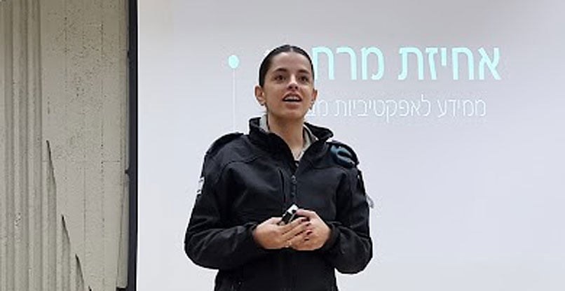 על הבמה: רס"ן שובל חכמון, רמ"ד יישומי אג"מ ביחידת לוטם באגף התקשוב והמרצה האישה היחידה על הבמה. הרצאתה עסקה באחיזת מרחב-מידע לאפקטיביות מבצעית.