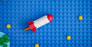 החברה מציגה גישת חדשנות פתוחה עם LEGO Ideas שלה. לגו.