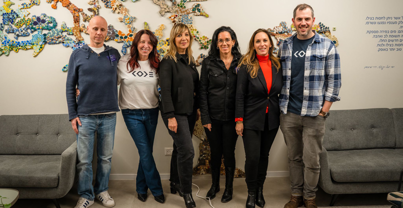 מימין : אייל טלר - מנכ״ל Code for Israel, אפרת שפרוט - מנכ"לית עמותת נט"ל, יסמין לוקץ' - מייסדת ומנכ"לית ICON ומייסדת ויו"רית Code for Israel, אמי פלמור - יו״רית עמותת נט״ל, רחלי חפץ - חברת בורד ב-Momentum וב-Code for Israel, איל לויאב - סמנכ"ל פיתוח ב-Promo.com, מייסד שותף ב-Code for Israel