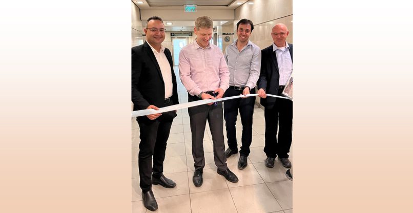 גוזרים את הסרט בהשקת הממ"ש. מימין לשמאל: אלכס פלוטנו - מנהל תחום בכיר (פרויקטים ופרוגרמות) במנהל הדיור הממשלתי; מיכאל רבזין - מנהל מנהל הדיור הממשלתי; יהלי רוטנברג - החשב הכללי במשרד האוצר; ורו"ח דקל כהן - סגן בכיר לחשב הכללי ומנהל חטיבת רכש נכסים ולוגיסטיקה באוצר.