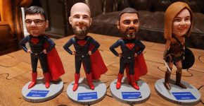 גיבורי העל של איטרניטי. מימין: לאה כהן המאירי, משנה למנכ"ל, אסף בר, מנכ"ל - איטרניטי מקבוצת אמן, אריאל עוז, מנהל הטכנולוגיות בקבוצת אמן, זיו נכט, סמנכ"ל Hybrid Integration באיטרניטי.