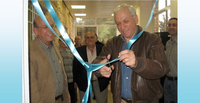 זוהר זיסאפל גוזר סרט בחוות הנוער הציוני בירושלים.