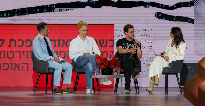 משתתפי הפאנל. מימין: המנחה, בלוגרית האופנה יובל כספית; עתניאל דנזי, מייסד שותף ב-Made2flow; רועי דרהי, המעצב שמאחורי פלסיבו; ועומר קולקה, סמנכ"ל החדשנות של קורנית דיגיטל. 