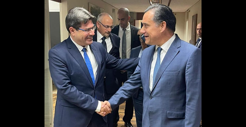 שר החדשנות, המדע והטכנולוגיה, אופיר אקוניס (משמאל), עם סגן שר החוץ של יוון לדיפלומטיה כלכלית, קוסטאס פראגויאניס.