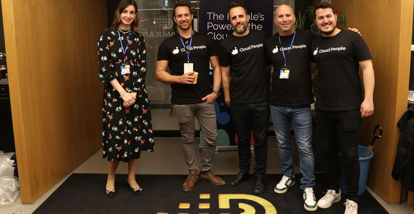 מימין: נדב צוקר, מנהל שותפויות ענן ב-וויז; יובל חיו, מנכ"ל ומייסד שותף של קונאקט; גלעד ברזילי, דירקטור פיתוח עסקי בסולט סקיוריטי; יונתן אביטל, סמנכ"ל תפעול ומייסד שותף בקונאקט; ומנור טבאשי, מנהלת פיתוח עסקי בחברה.