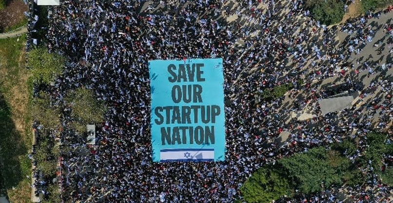 הכרזה שנשאו עובדי ההיי-טק בהפגנה מול הכנסת, אתמול (ב').