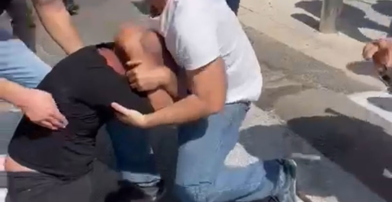 מפגין שנפצע בהפגנה היום (ד') בתל אביב.