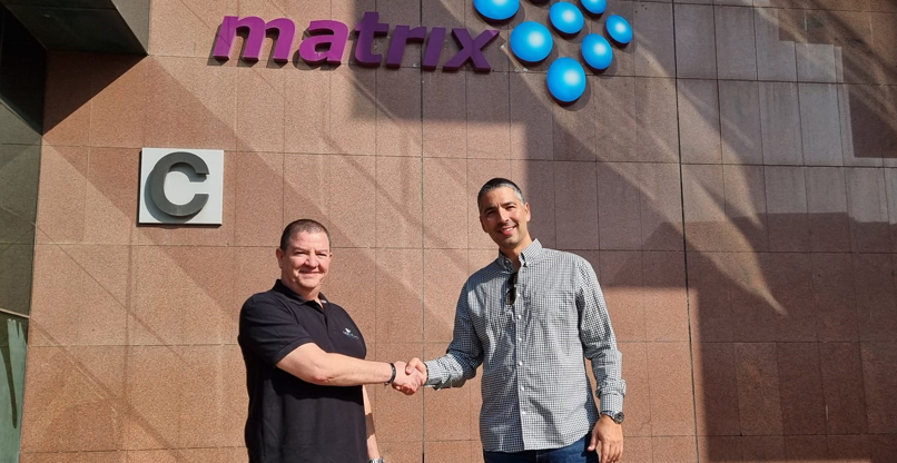 מימין: אורן קרוג, מנכ"ל אינטגריטי תוכנה, ואריק קשה, סמנכ"ל מכירות לאזור אירופה, המזרח התיכון אפריקה (EMEA) בסראפיק סקיוריטי.