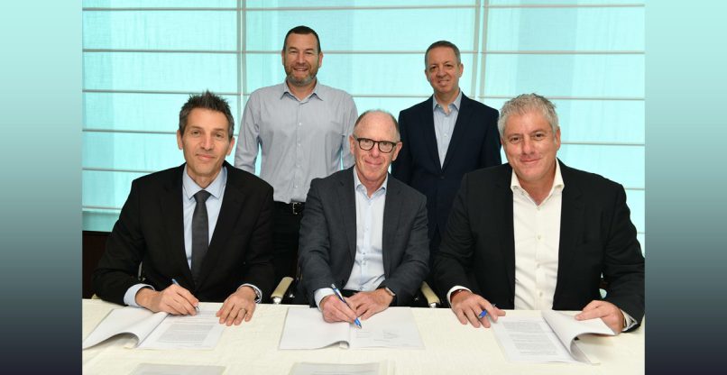 הקימו את גרינלנד. יושבים מימין: תומר גוריאל, מנכ"ל ומייסד איזיבוב; שאול קוברינסקי, יו"ר דירקטוריון דיסקונט; אורי לוין, מנכ"ל דיסקונט. עומדים מימין: ברק נרדי, סמנכ"ל וראש חטיבת אסטרטגיה, כספים ואחזקות בבנק דיסקונט; ואיתן גלאי, מנכ"ל גרינלנד.