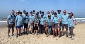 צוות היטאצ'י ונטרה ישראל בפעילות ניקוי חוף געש