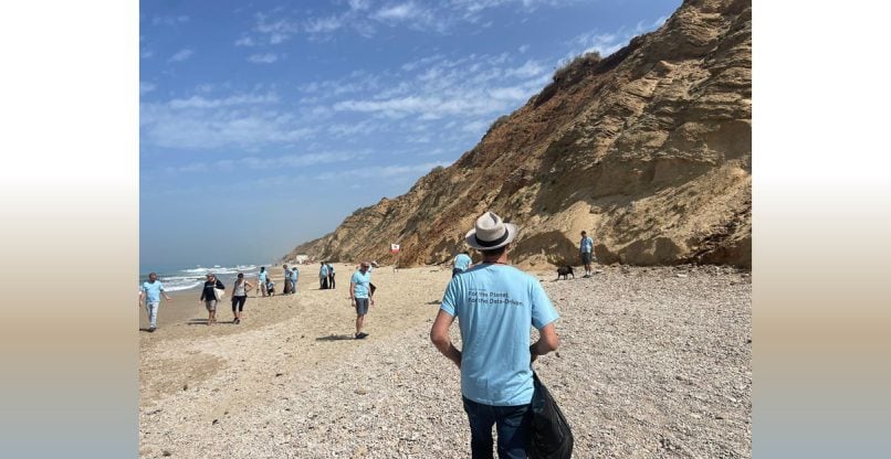 עובדי היטאצ'י ונטרה ישראל מנקים את חוף געש.