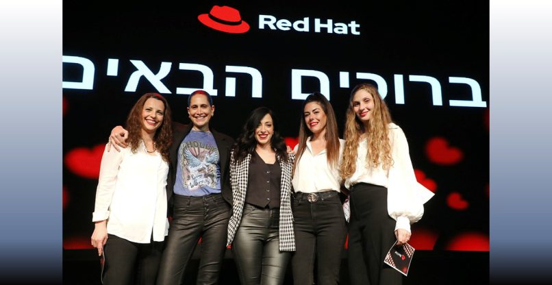מימין: אורטל ישראלי – אחראית תפעול שיווק ומכירות ברד האט ישראל; שירן ויצמן – מנהלת שיווק שותפים ברד האט ישראל; אורטל קדוש – מנהלת מחלקת השיווק של רד האט ישראל; לימור אפיק – מנכ"לית רד האט ישראל; וליעד קשטן – מנהלת שיווק מרכז הפיתוח של רד האט ישראל.