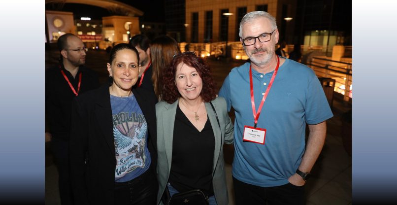 מימין: יגאל אהרונוביץ – מנהל תחום תפעול ותשתיות במגדל; ענת יריב – סמנכ"לית תשתיות בבנק הפועלים; ולימור אפיק – מנכ"לית רד האט ישראל.