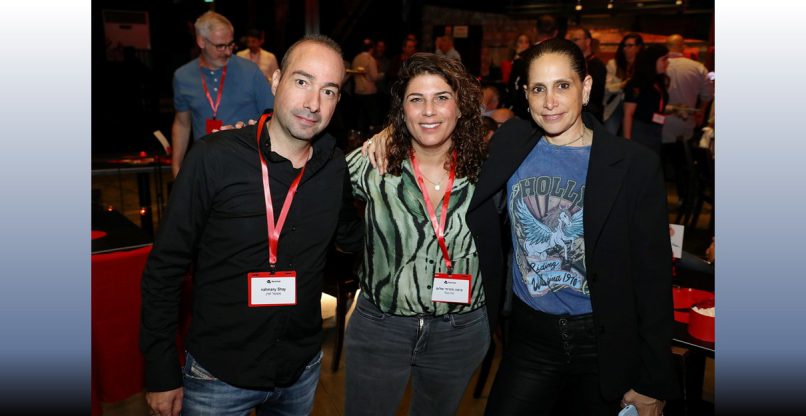 מימין: לימור אפיק – מנכ"לית רד האט ישראל; סימה מזרחי-שלום, מנהלת מגזרי הממשלה, הבריאות והטלקו ברד האט ישראל; ושי נחמני – מנהל תשתיות בממשל זמין.