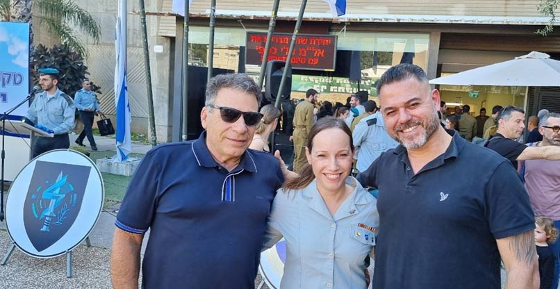 מימין: אסף בר, מנכ"ל איטרניטי מקבוצת אמן; המפקדת היוצאת של שחר, אל"מ טלי כספי; ותא"ל (מיל') ארנון זוארץ, שהיה קצין תקשוב ראשי ולפני כן ראש המטה הראשון באגף.