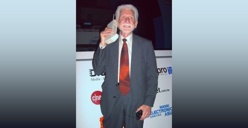ממציא הטלפון הנייד הראשון, עם המכשיר של מוטורולה בידו. מרטין קופר.